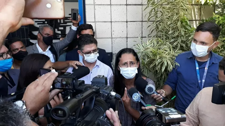 A m&atilde;e de Beatriz em uma coletiva na &eacute;poca do assassinato da crian&ccedil;a – Foto: Marina Meireles/Reprodu&ccedil;&atilde;o/ND