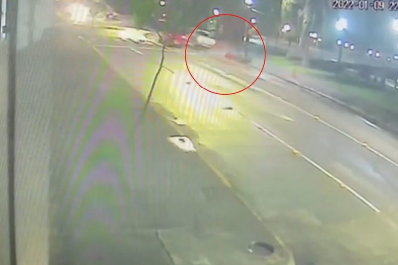 C&acirc;mera de videomonitoramento registrou o acidente em Joinville – Foto: Reprodu&ccedil;&atilde;o v&iacute;deo/NDTV