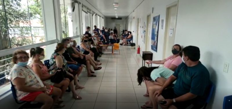 Grandes filas s&atilde;o registradas no Ambulat&oacute;rio Geral do Garcia na manh&atilde; desta ter&ccedil;a-feira (04) em Blumenau – Foto: Rodrigo Vieira/NDTV