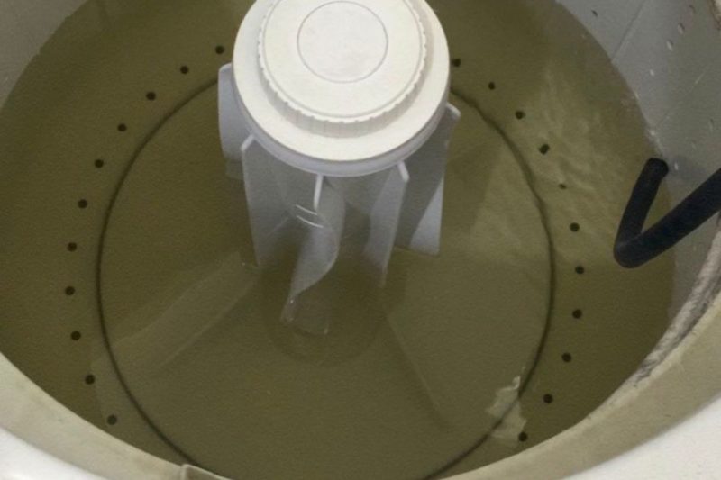 Adriane tentou armazenar o pouco do l&iacute;quido que chegou at&eacute; a casa dela nesta madrugada, mas a &aacute;gua estava suja – Foto: Arquivo pessoal