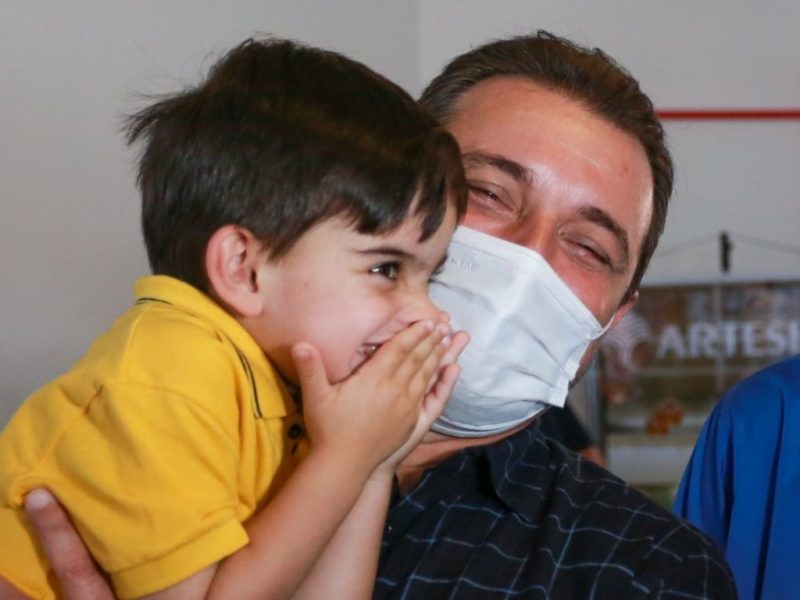 Carlos Mois&eacute;s ri com menino em Lages, na inaugura&ccedil;&atilde;o do mercado p&uacute;blico, no in&iacute;cio de dezembro – Foto: Julio Cavalheiro/Divulga&ccedil;&atilde;o/ND