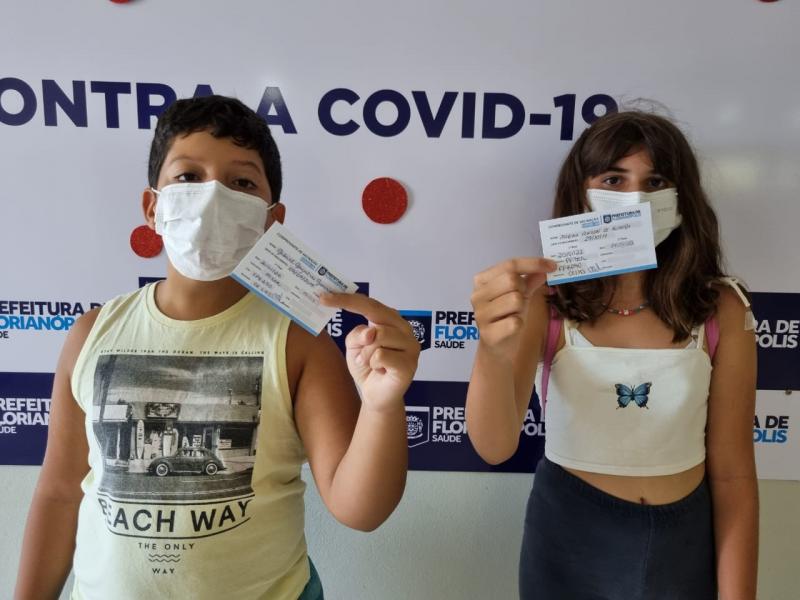 Amigos desde a barriga se vacinam juntos contra Covid em Florianópolis &#8211; Foto: Divulgação/PMF/ND