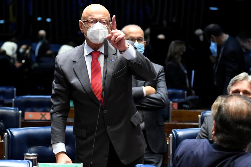 Esperidi&atilde;o Amin em frente, Jorginho Mello ao fundo e D&aacute;rio Berger sentado – Foto: Roque de S&aacute;/Divulga&ccedil;&atilde;o/ND