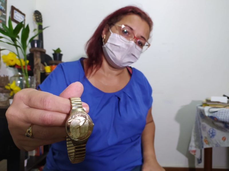 Rel&oacute;gio de Andr&eacute;a parou exatamente &agrave;s 8h31, hor&aacute;rio do acidente de &ocirc;nibus – Foto: Juliane Guerreiro/ND