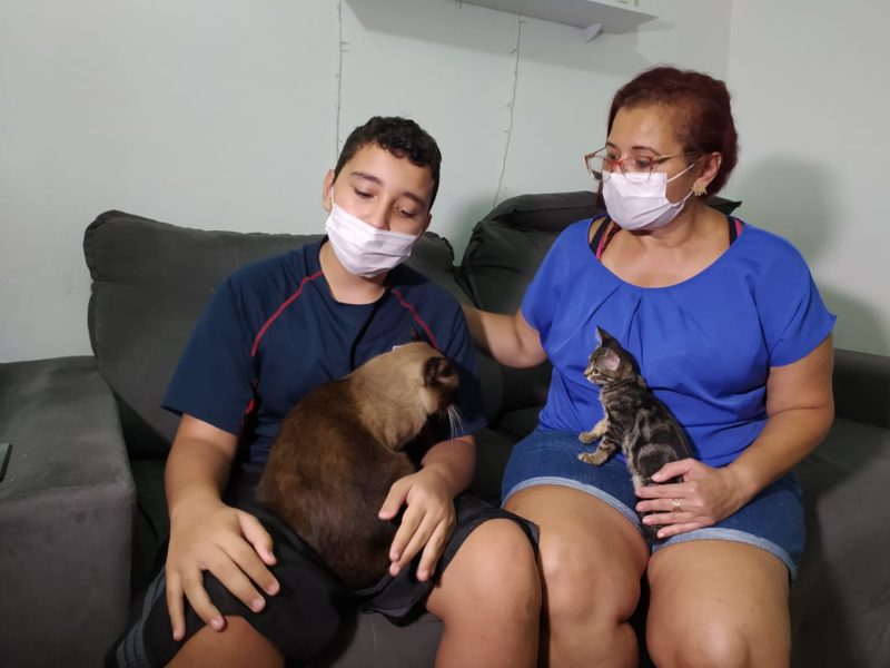 Andr&eacute;a vive com o filho mais novo e os dois gatinhos da fam&iacute;lia – Foto: Juliane Guerreiro/ND