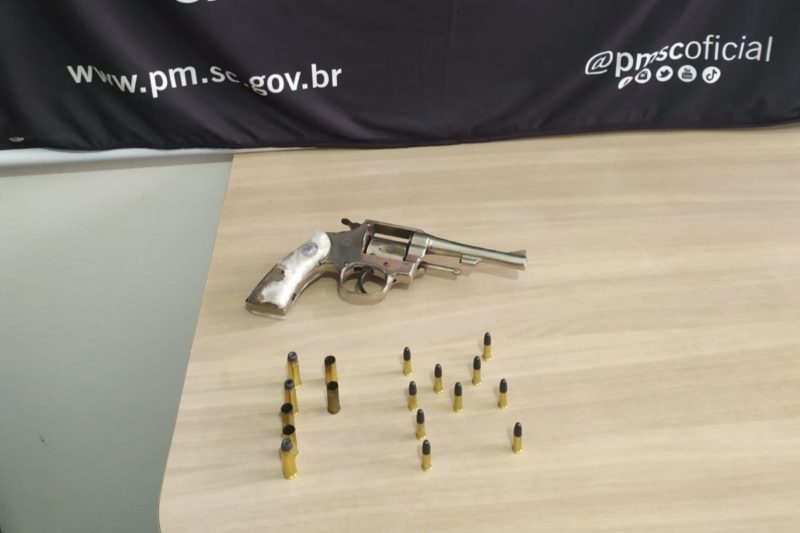Polícia encontrou armas e munições na casa da suspeita &#8211; Foto: PM/Divulgação