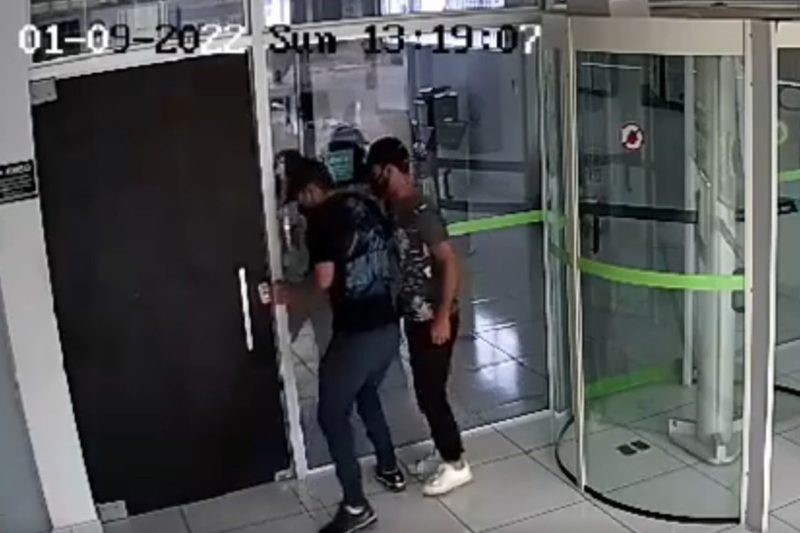 Homens arrombaram a porta do banco no bairro Bucarein – Foto: Reprodu&ccedil;&atilde;o/Internet