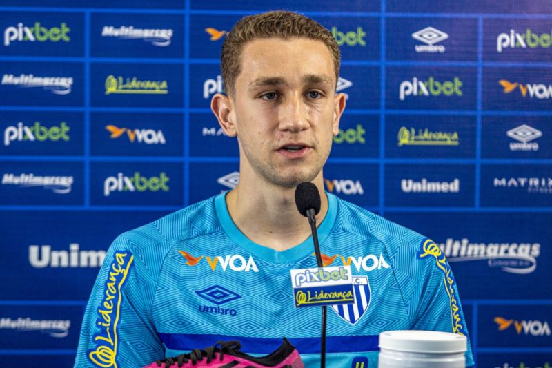 Arthur Chaves falou com a imprensa antes da partida contra a Chapecoense – Foto: Leandro Boeira/Ava&iacute; F. C