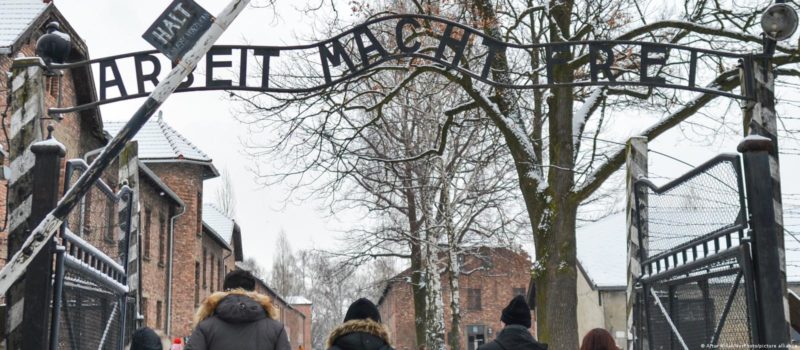 Turista foi detida e teve que pagar multa ap&oacute;s fazer sauda&ccedil;&atilde;o nazista em visita a campo de concentra&ccedil;&atilde;o – Foto: Arthur Widal/NurPhoto