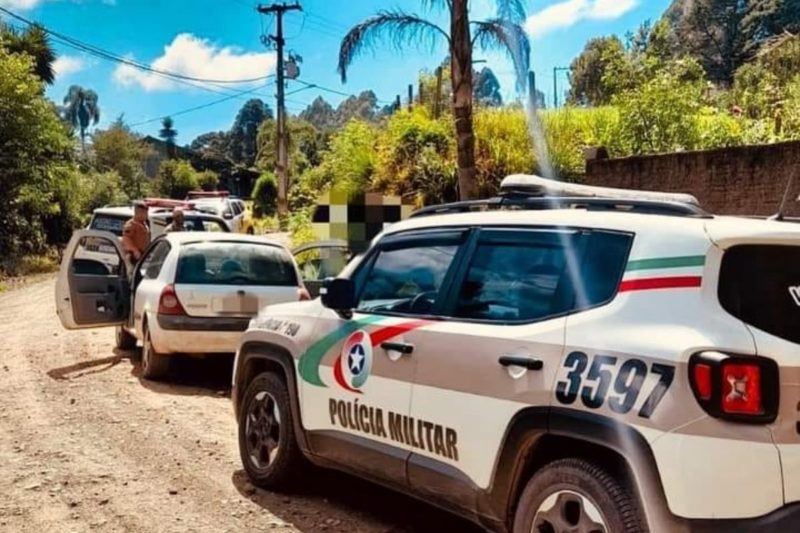 Suspeitos foram presos no Paran&aacute; horas ap&oacute;s o crime cometido em S&atilde;o Bento do Sul – Foto: PM/Divulga&ccedil;&atilde;o