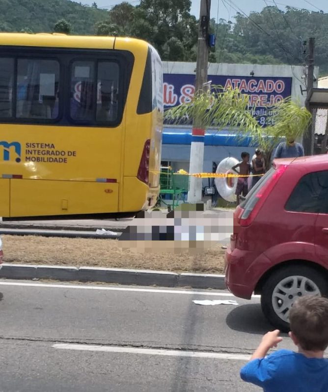 Homem teria caído entre as rodas do ônibus e não resistiu aos ferimentos &#8211; Foto: Reprodução/NDTV