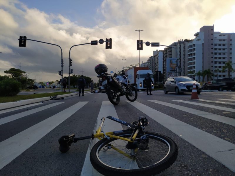 Com a colis&atilde;o, bicicleta se partiu ao meio – Foto: GMF/Divulga&ccedil;&atilde;o/ND