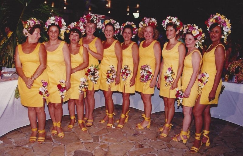 Ala feminina da diretoria do LIC (Lagoa Iate Clube) no Baile do Hawaii de 1998 &#8211; Foto: Reprodução internet/ND