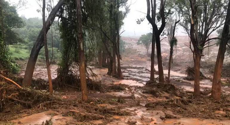 Lama invadiu a BR-040, em Nova Lima, na Grande BH – Foto: DIVULGA&Ccedil;&Atilde;O / CBMMG