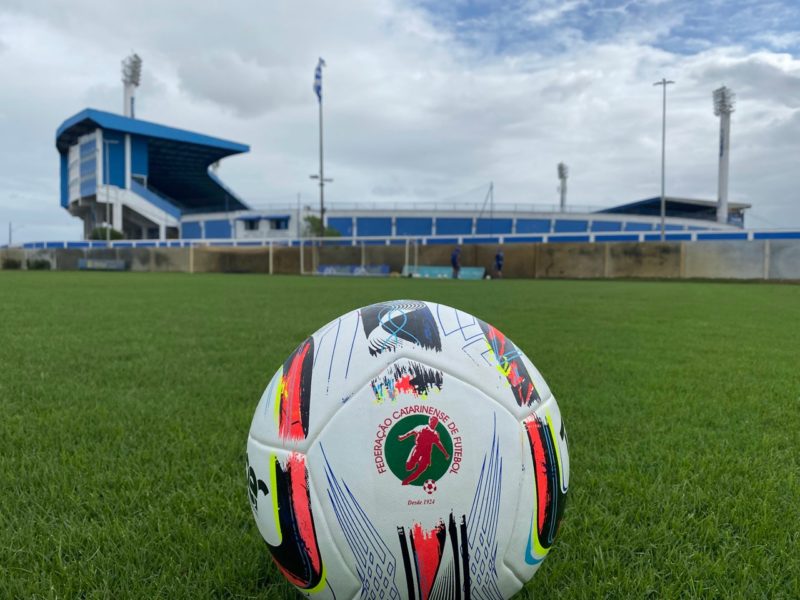 Bola do Campeonato Catarinense 2022 – Foto: Leandro Boeira/Ava&iacute;/ND