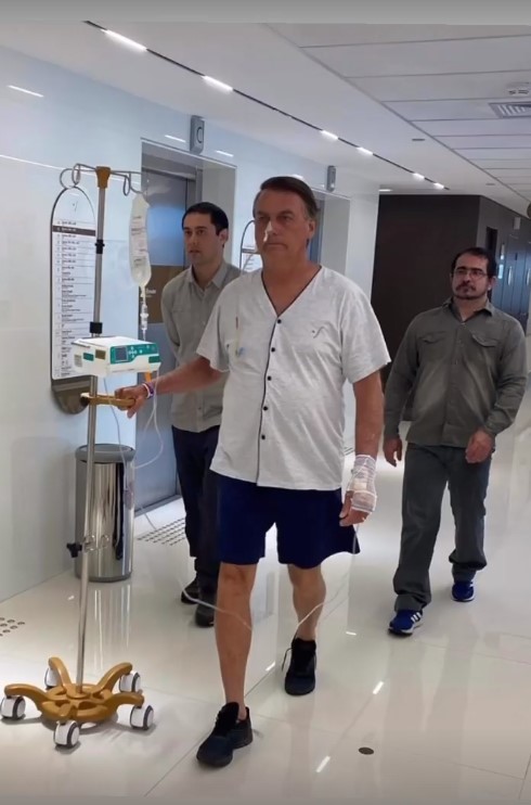 Primeira-dama publicou foto de Bolsonaro no hospital – Foto: Internet
