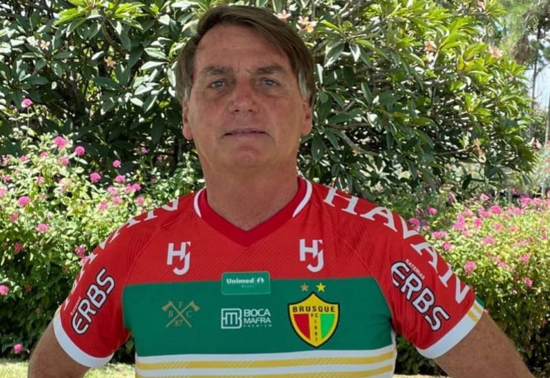 President Jair Bolsonaro poses in a rough shirt and provokes comments on the Internet - Photo: Reproduction / Internet / ND
