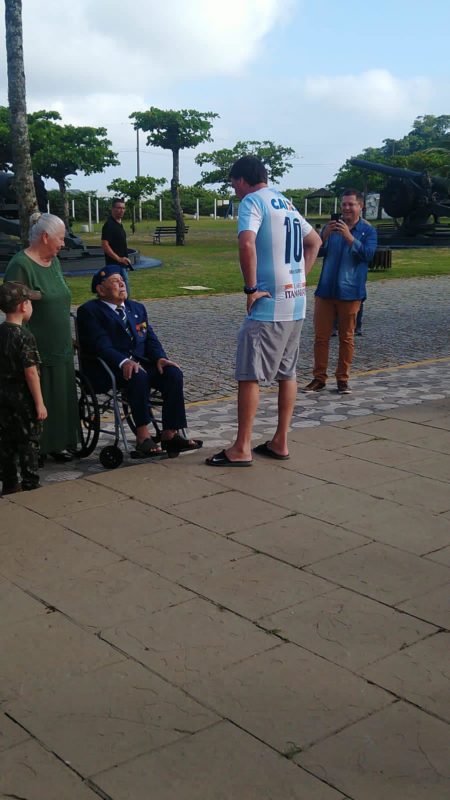 Bolsonaro toma caf&eacute; da manh&atilde; com o ex-sargento Felisbino, de 102 anos – Foto: S&atilde;o Chico Online/Divulga&ccedil;&atilde;o/ND