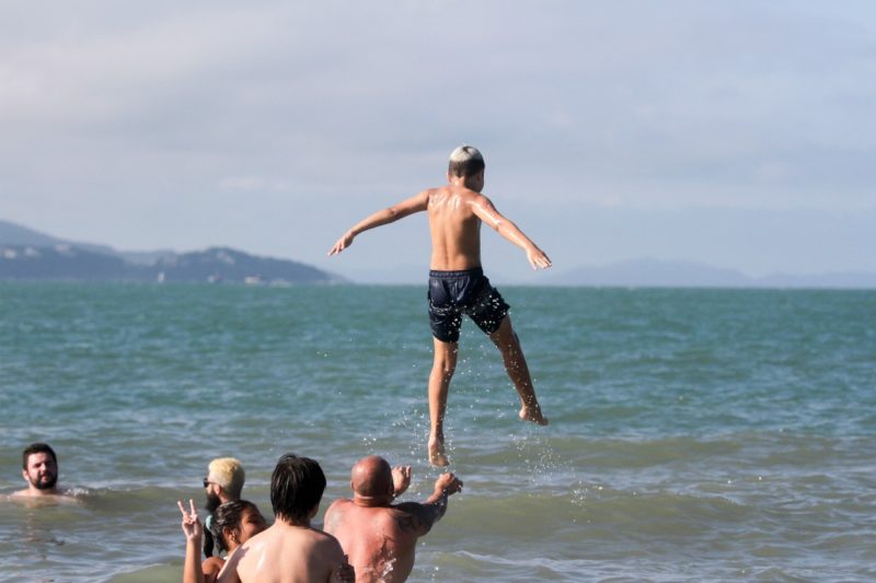 acrobacias tamb&eacute;m fazem parte da divers&atilde;o na praia – Foto: Leo Munhoz/ND