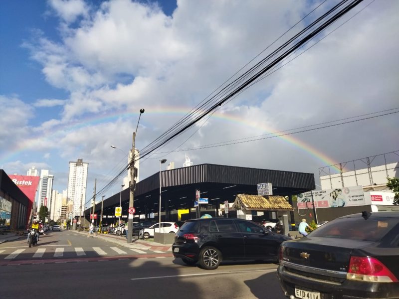 Mega Arco-íris foi visto também em Balneário Camboriú &#8211; Foto: Jader Liberal/NDTV