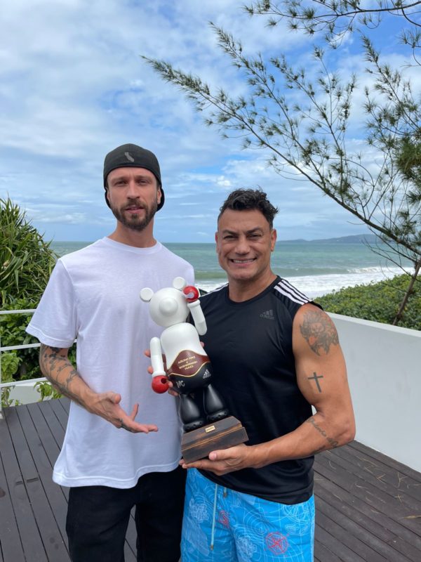 Momento em que o artista entregou a pe&ccedil;a de arte para Pop&oacute; – Foto: Divulga&ccedil;&atilde;o/Cain&atilde; Gartner