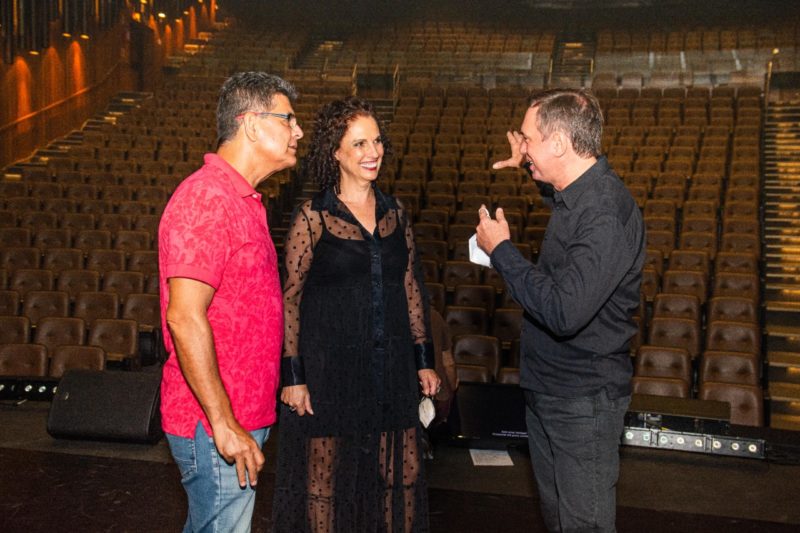 Na foto, o presidente da FCC (Funda&ccedil;&atilde;o Catarinense de Cultura), Edinho Lemos, o maestro Jeferson Della Rocca e a produtora Maria Elita Pereira logo ap&oacute;s o Rock&rsquo;n Camerata, primeira apresenta&ccedil;&atilde;o de 2022, na &uacute;ltima sexta-feira (21). – Foto: Divulga&ccedil;&atilde;o/ND