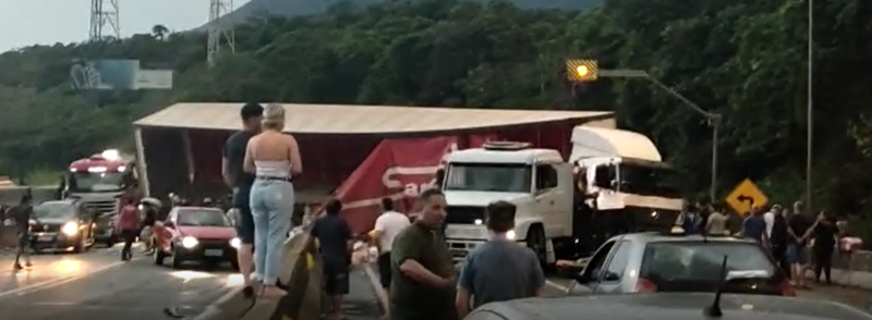 Caminhão de cargas tombou por volta das 18h, na BR-376, deste sábado (15) &#8211; Foto: Reprodução vídeo