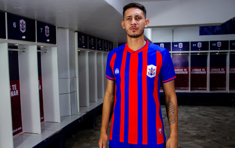 Uniforme do Marc&iacute;lio Dias, nome em homenagem ao her&oacute;i da Marinha do Brasil e cores em homenagens ao Riachuelo e Martinelli – Foto: Marc&iacute;lio Dias/Divulga&ccedil;&atilde;o/ND