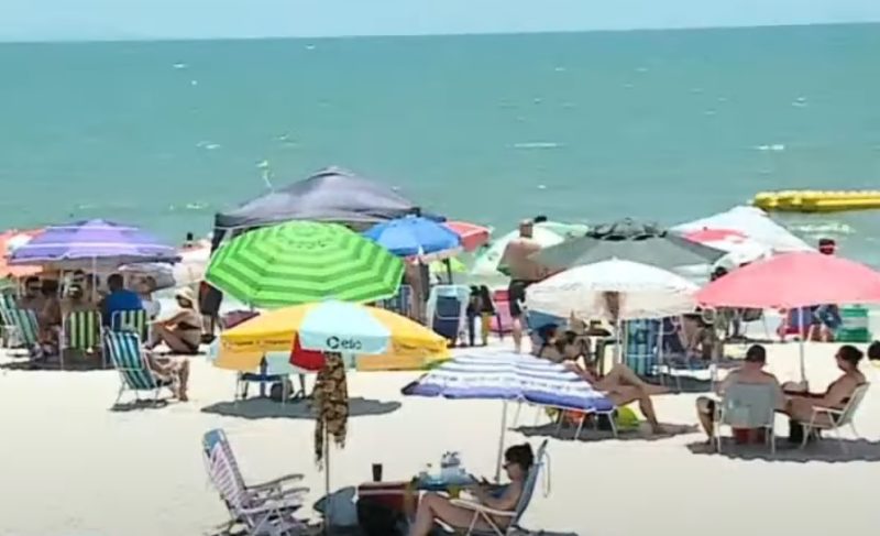 Moradores e turistas lotam praias de Florian&oacute;polis na 1&ordf; segunda-feira de 2022 – Foto: Reprodu&ccedil;&atilde;o/NDTV RecordTV