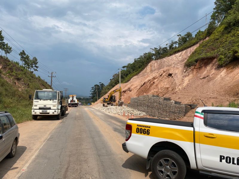 Parte de estrada está bloqueada em Canelinha &#8211; Foto: PMRv/Divulgação/ND