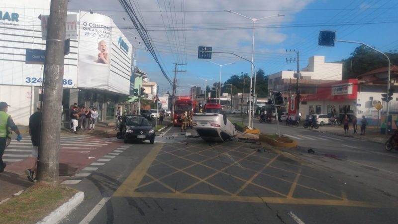 Acidente envolveu três carros – Foto: CBMSC/Divulgação/ND