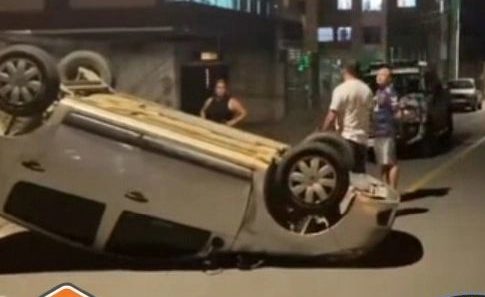 Motorista causa capotamento em Itajaí e foge mas esquece placa do carro – Foto: Itajaí Trânsito/Reprodução/Internet