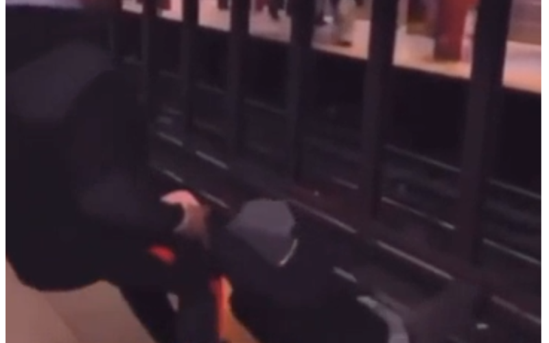 Morde e assopra: homem cai na linha o metr&ocirc; durante briga e advers&aacute;rio salva sua vida – Foto: Reprodu&ccedil;&atilde;o