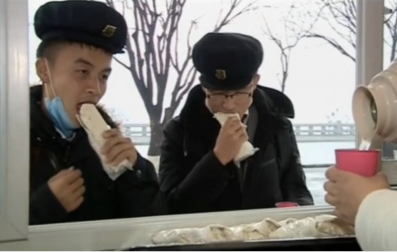 Um v&iacute;deo de propaganda mostra norte-coreanos se deliciando com o lanche mexicano – Foto: Reprodu&ccedil;&atilde;o
