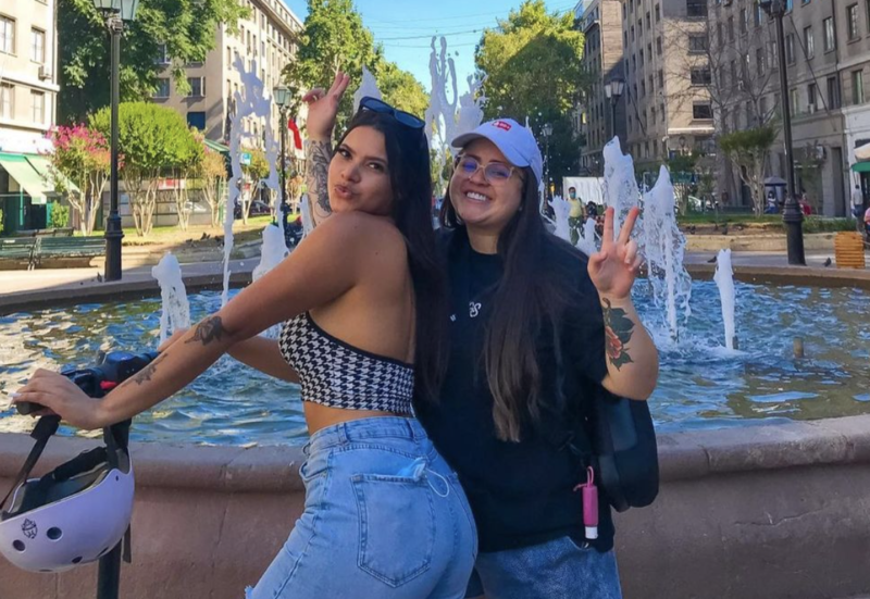 Irm&atilde; de Whindersson Nunes, Hagda Kerolayne (direita), posa com a namorada no Chile – Foto: Reprodu&ccedil;&atilde;o