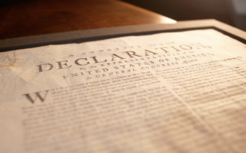 Encontrada por um homem não identificado, a Declaração de Independência estava atrás de um quadro danificado comprado em um mercado de pulgas da Pensilvânia, adquirido apenas pela moldura ser bonita. Levado para avaliação na Sotheby’s, foi leiloada por US$ 2,42 milhões – Foto: Reprodução