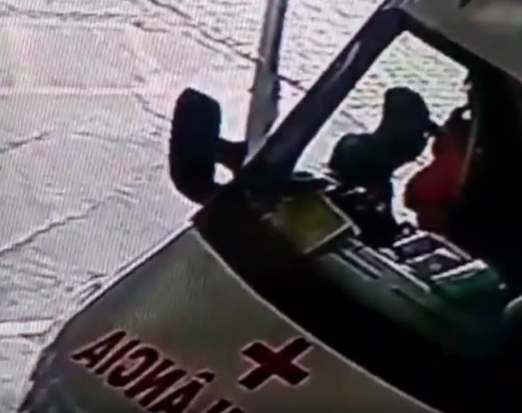 C&acirc;mera de seguran&ccedil;a flagra homem furtando ambul&acirc;ncia em Balne&aacute;rio Cambori&uacute; – Foto: Reprodu&ccedil;&atilde;o/Internet