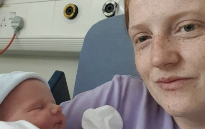 O beb&ecirc; Lucifer com a m&atilde;e Josie: “Se fosse menina, seria N&aacute;rnia” – Foto: Reprodu&ccedil;&atilde;o