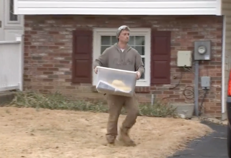 Homens retiram as cobras de dentro da casa na qual o homem foi encontrado morto – Foto: Reprodu&ccedil;&atilde;o