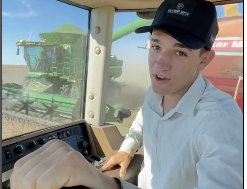 Gustavo Pruchniesky canta sertanejo enquanto faz a colheita: ele mostra o dia a dia do Agro – Foto: Reprodu&ccedil;&atilde;o