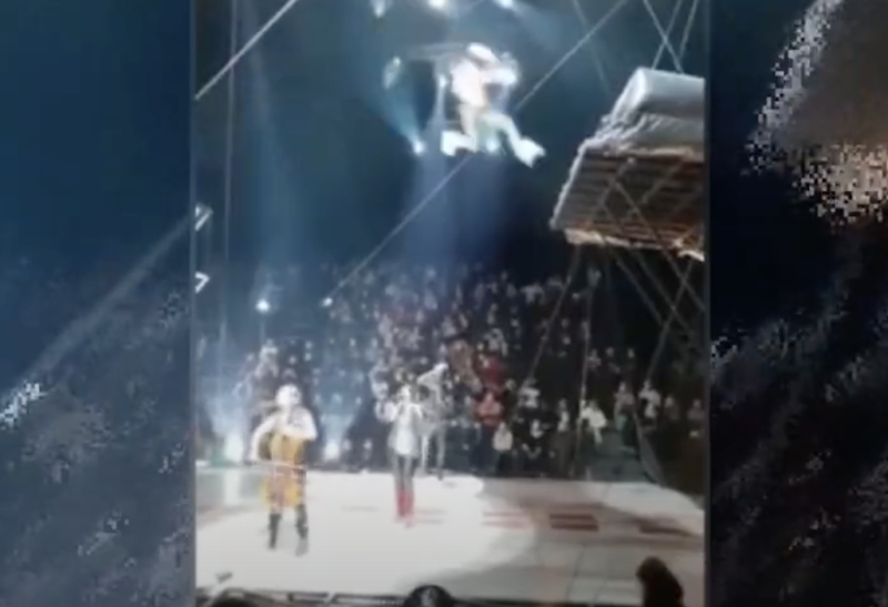 No alto da foto o skatista tenta o salto usando patins, mas o que vem a seguir s&atilde;o fraturas – Foto: Reprodu&ccedil;&atilde;o