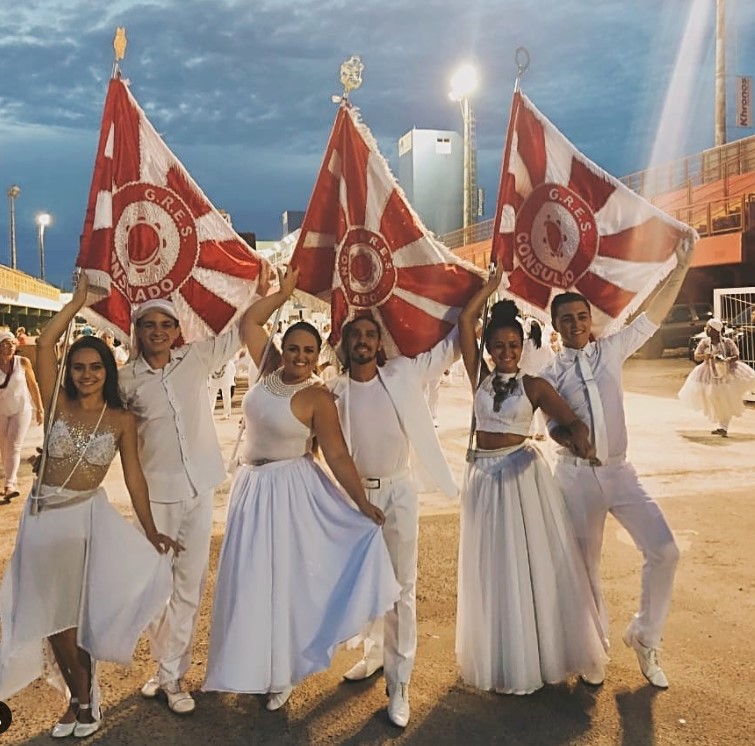 Casais de porta-bandeira e mestre sala eram destaques tanto pela coreografia quanto pelas vestimentas elaboradas para cada festa – Foto: GRES Consulado/Divulga&ccedil;&atilde;o/ND
