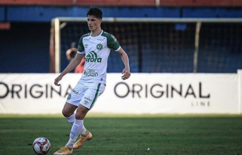 Tiago Coser deixou a Chapecoense e est&aacute; em Lisboa, onde vai defender o Benfica – Foto: Reprodu&ccedil;&atilde;o