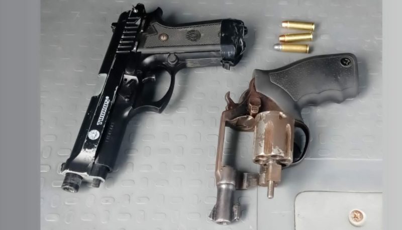 Um revólver e uma pistola de airsoft foram encontrados junto com o acusado &#8211; Foto: Polícia Militar/Divulgação/ND