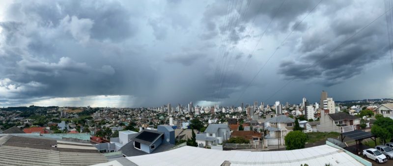 Nuvem gigante se formou sobre Chapec&oacute;. – Foto: Caroline Figueiredo/ND