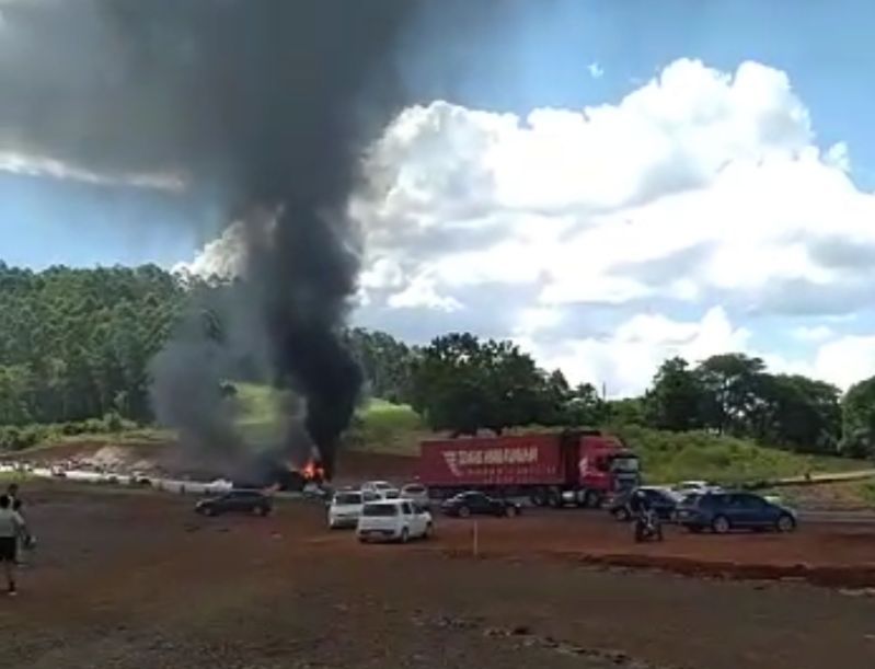 Após acidente na SC-282, carreta pega fogo em Chapecó &#8211; Foto: Reprodução/Internet