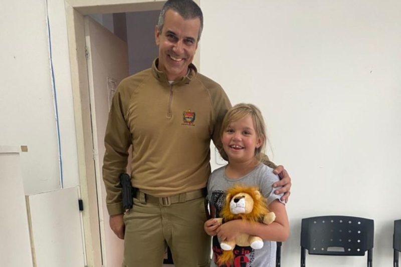 Maria Eduarda ganhou um presente durante a visita &agrave; PM – Foto: Arquivo pessoal