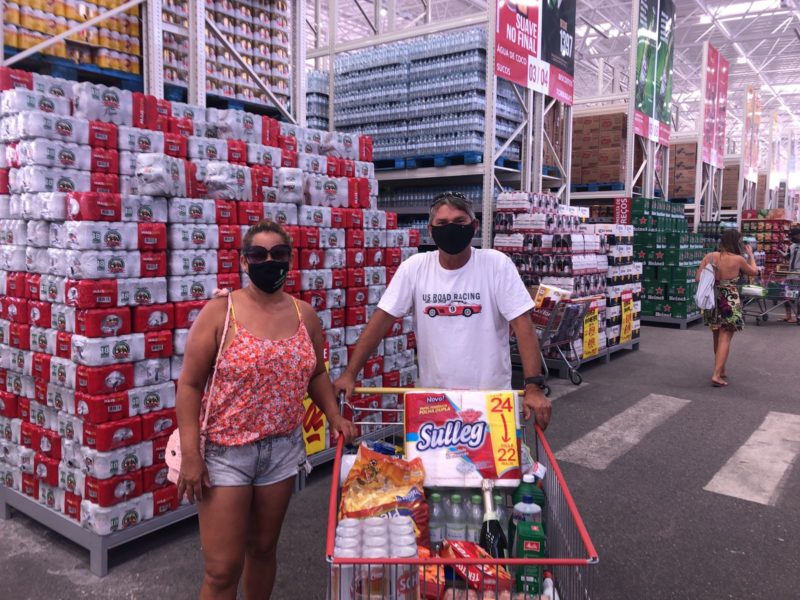 Rosélia Chagas e o marido, Osmarino Silveira, fazem compras no Fort Atacadista &#8211; Foto: Kalil de Oliveira/ND