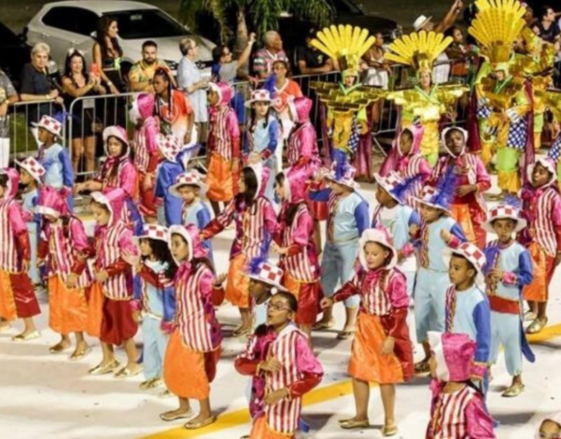 Crian&ccedil;as tamb&eacute;m utilizavam de fantasias espec&iacute;ficas para a ala infantil do desfile – Foto: GRES Consulado/Divulga&ccedil;&atilde;o/ND