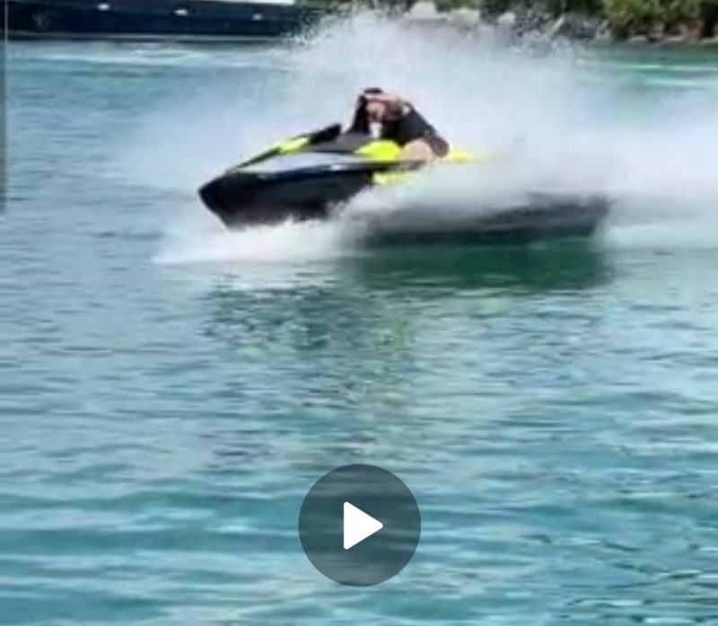 Murilo Huff aproveitou dia de sol em SC e acabou caindo de jet ski – Foto: Reprodu&ccedil;&atilde;o/Internet